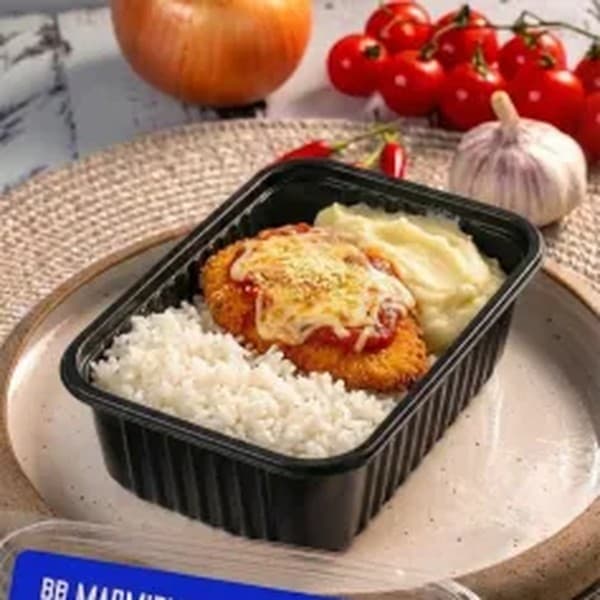 Frango à parmegiana com Arroz branco e Purê de Batata